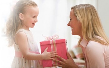 Что подарить на день матери?