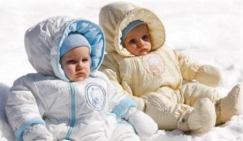 Как выбрать зимний комбинезон для новорожденного?