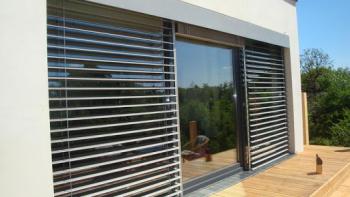 Как выбрать жалюзи или ролеты для окон?