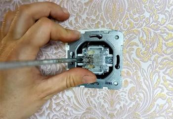 Как поменять выключатель?